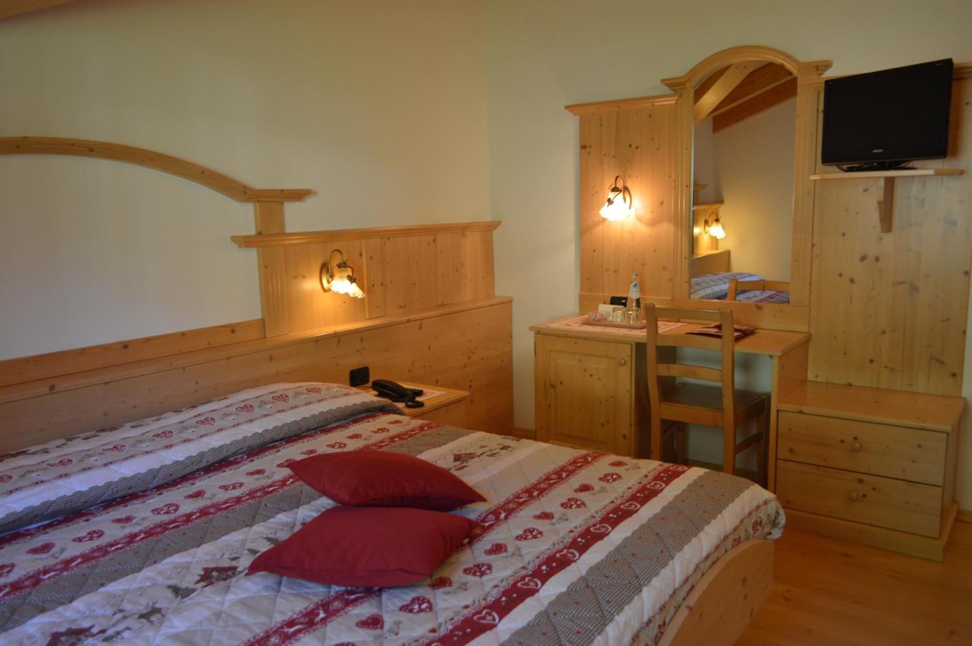 Hotel Garni Sant'Antonio Con Spa Madonna di Campiglio Luaran gambar